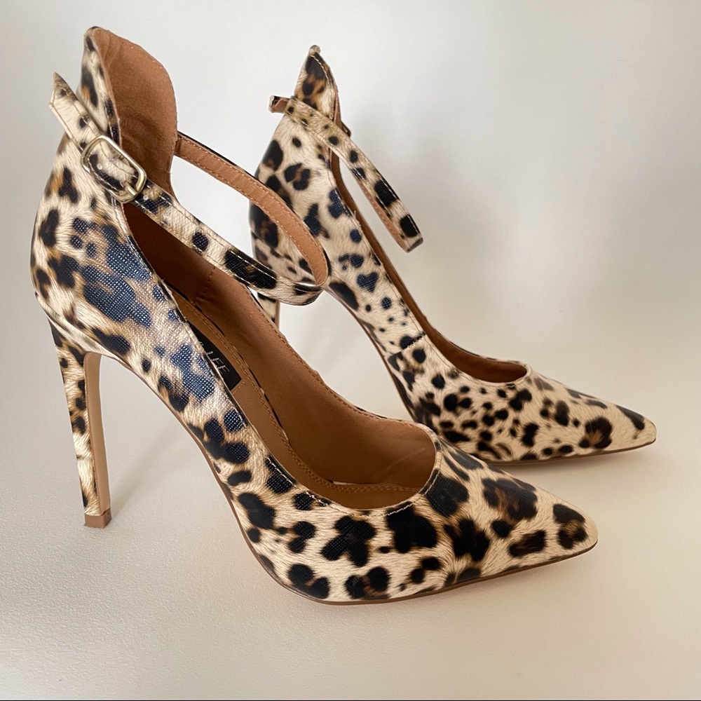 Sophia & Lee Jodeen Leopard Print Pumps